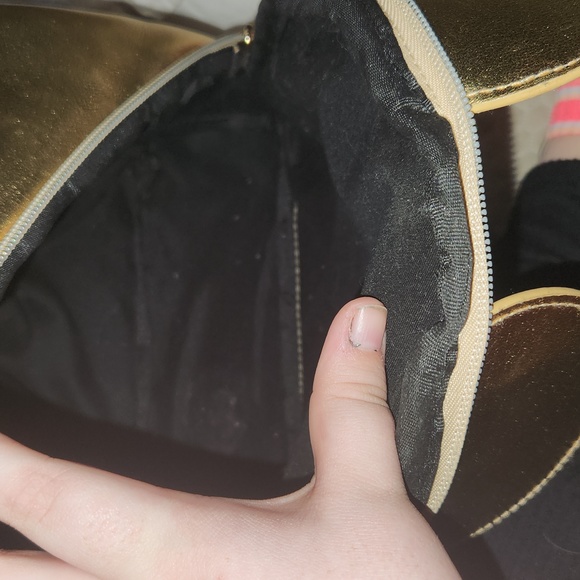 This is a small bag - Picture 2 of 3